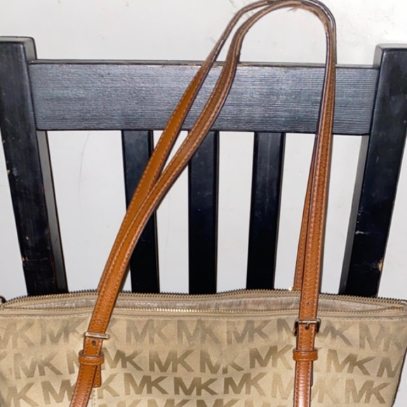 Michael Kors hand bag - Picture 1 of 3